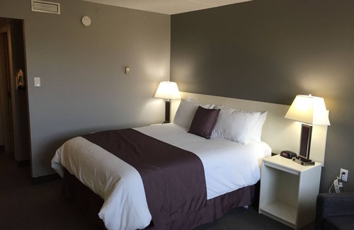 Cold Lake Hotel | Lakeland Inn