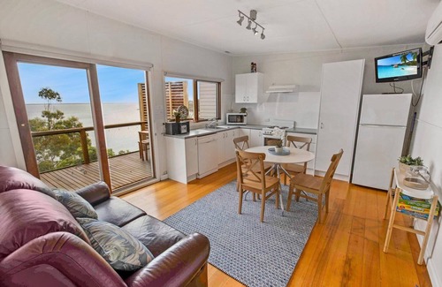 Metung House | Lakescapes Cottage - Relax & enjoy 180 degrees, uninterrupted water views