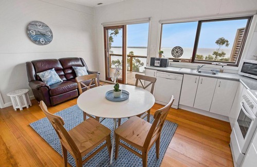 Metung House | Lakescapes Cottage - Relax & enjoy 180 degrees, uninterrupted water views