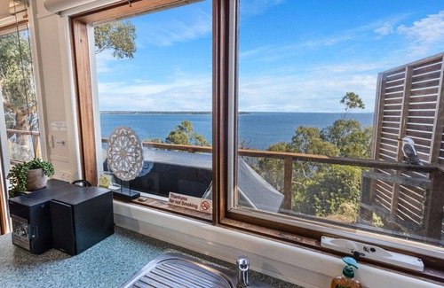 Metung House | Lakescapes Cottage - Relax & enjoy 180 degrees, uninterrupted water views