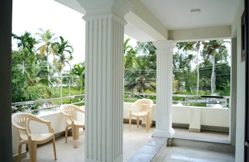 Thanneermukkom Villa | Lakeshore Premier Serviced Villa - Room Near Lake Vembanad!