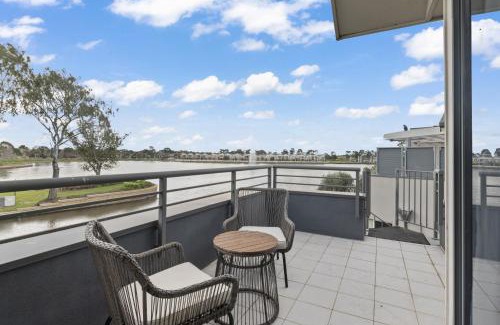 Sanctuary Lakes House | Lakeside 3-Bed Family Home with Amazing Views