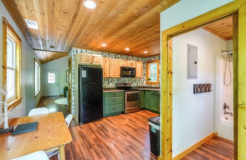 Sandyville Cabin | Lakeside Cabin | Fish Swim Kayak