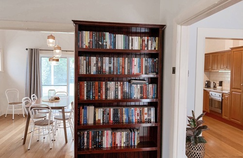 Mount Gambier House | Lakeside Cottage.5 minute walk to The Blue Lake