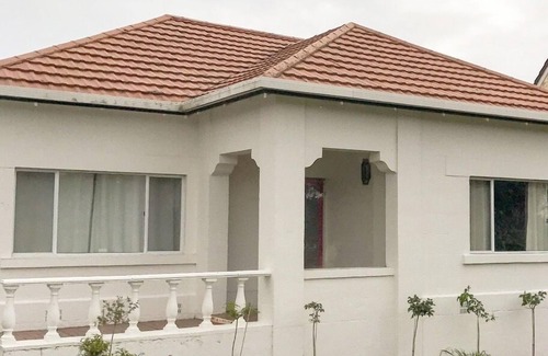 Mount Gambier House | Lakeside Cottage.5 minute walk to The Blue Lake