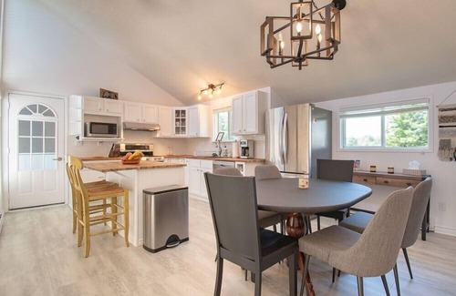 McKellar Cottage | Lakeside Cove - Newly-Renovated Cottage w/Great Swimming, Foosball Table, AC