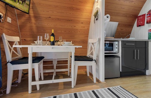 Cheriton Bishop Ski Chalet | Lakeside Haven - Fishing+Heated Pool 500yrds away