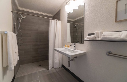 Clear Lake Hotel | Lakeside Inn
