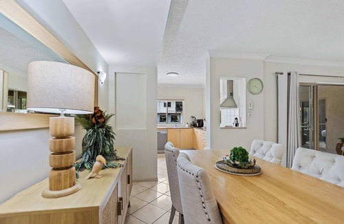 Cairns North Apartment | Lakeside Luxe Retreat - Pool View, BBQ,Spa Bath