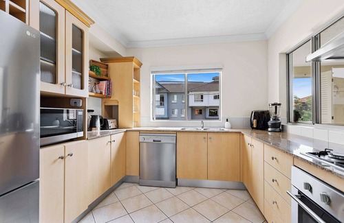 Cairns North Apartment | Lakeside Luxe Retreat - Pool View, BBQ,Spa Bath