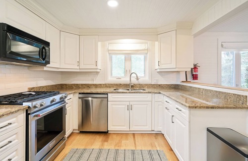 Fort Erie House | Lakeside Paradise