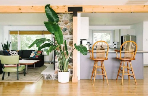 Wellington House | Lakeside PEC: Beautiful Waterfront & Patio