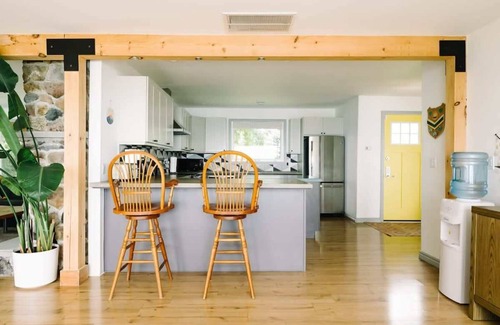 Wellington House | Lakeside PEC: Beautiful Waterfront & Patio