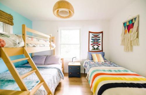 Wellington House | Lakeside PEC: Beautiful Waterfront & Patio