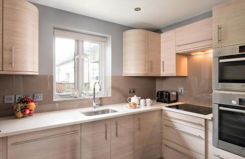 Somerford Keynes House | Lakeside property with spa access on a nature reserve Keynes Cottage MV20