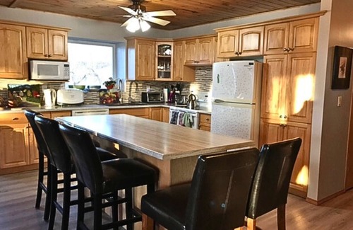 Saint Laurent House | Lakeside Retreat w/panoramic lake views, swim spa & Yoga/Meditation/Art studio