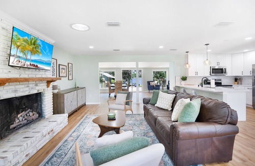 Doctors Inlet House | Lakeside, Water View, Kayak, BBQ Grill, Fire Pit