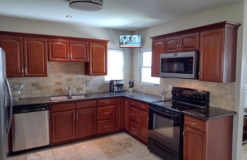 Navarre House | Lakeview home in quite neighborhood