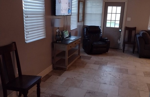 Navarre House | Lakeview home in quite neighborhood