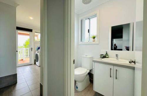 Preston Beach House | LakeView Retreat, 3x2, pet friendly, sleeps 8, 4WD & fishing