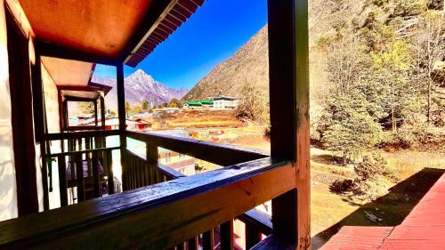 Lukla Cabin | Lama Hotel - Cafe De Himalaya