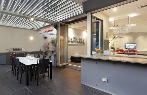 Kangaroo Point House | Lambert House Lower Level - Close to the Gabba, City and Valley. Two queen beds