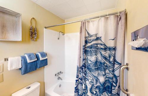 Bandon House | Lamplighter Inn - Tropical Fish Cove and Octopus Encounter