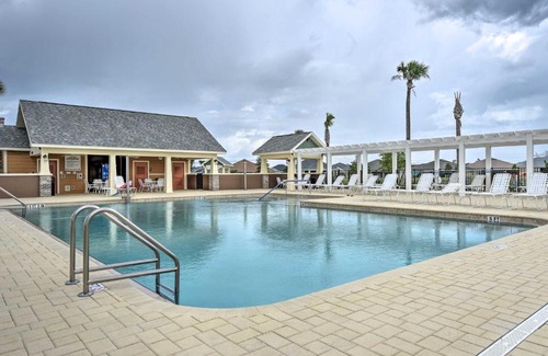 Wildwood House | Lanai and Resort Amenities The Villages Getaway