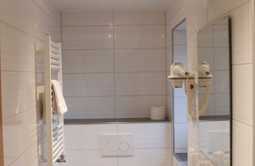 Hann. Muenden Apartment | Landgasthaus zum Krug - double room with shower/WC incl. breakfast