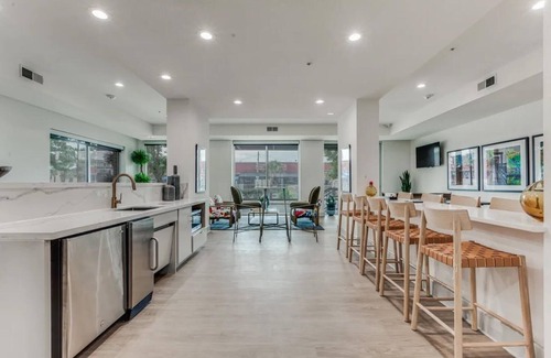 Tobin Hill Apartment | Landing | Amazing 1BD, Pool, Courtyard