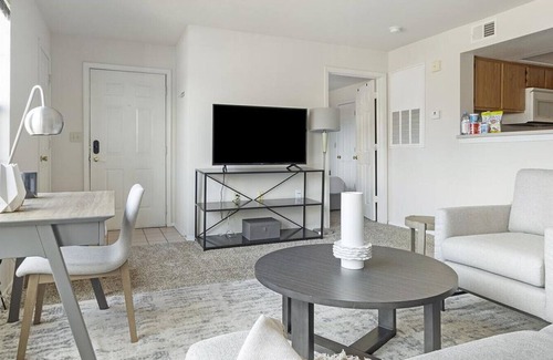 Greenwich Apartment | Landing at The Remington Apartments - 2 Bedrooms in Downtown Wichita