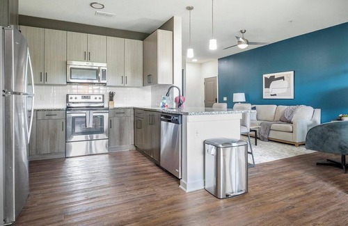 Tropic Apartment | Landing | Stunning 2BD, Courtyard, Gym