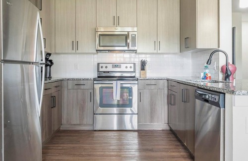 Tropic Apartment | Landing | Stunning 2BD, Courtyard, Gym