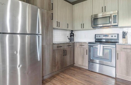 Tropic Apartment | Landing | Stunning 2BD, Courtyard, Gym