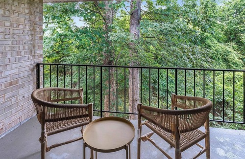 Greenbelt Apartment | Landing | Stylish 2BD, Pool, Gym