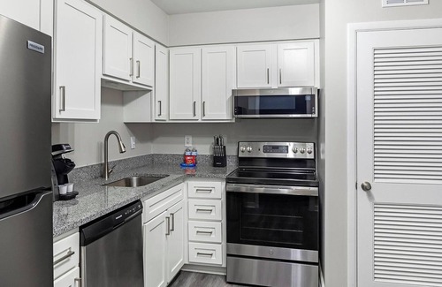 Homewood Apartment | Landing | Stylish 2BD, Gym, Pool