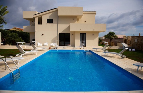 Pizzolungo Apartment | LANDLORD TYPE