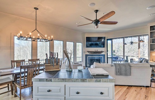 Landrum Cottage | Landrum 'treehouse' - Hot Tub & Trail Access!