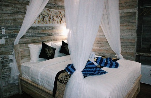 Mushroom Bay Cabin | Lanussa Hill Villa. Top Hill Villa with Sea Views
