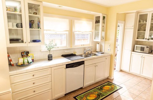 Larchmont House | Larchmont Village Bungalow-Private & Pet Friendly