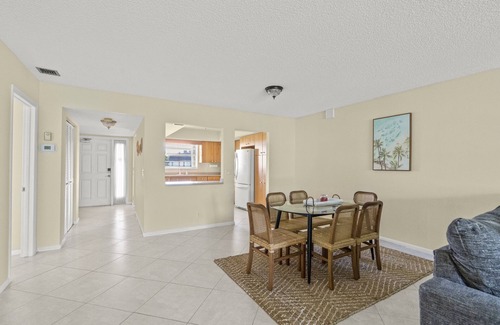 Palm Beach Shores Apartment | Large 2 Bed 2 Bath, King Beds, Screened Patio, Beach Chairs, Sleeps 6!