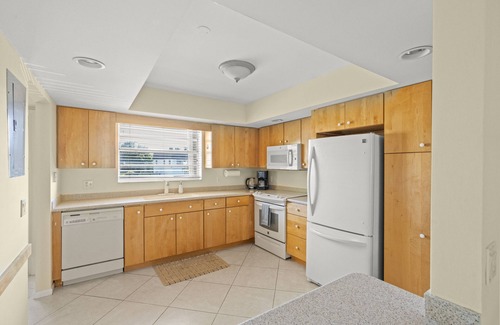 Palm Beach Shores Apartment | Large 2 Bed 2 Bath, King Beds, Screened Patio, Beach Chairs, Sleeps 6!