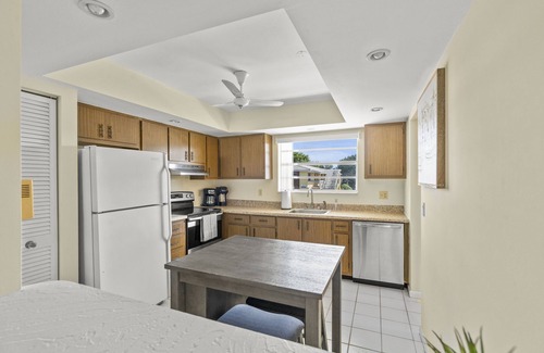 Palm Beach Shores Apartment | Large 2 Bed 2 Bath, King Beds, Screened Patio, Beach Chairs!