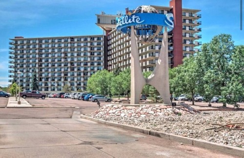 Southeast Colorado Springs Condo | Large 2 bedrooms w/west facing mountain views