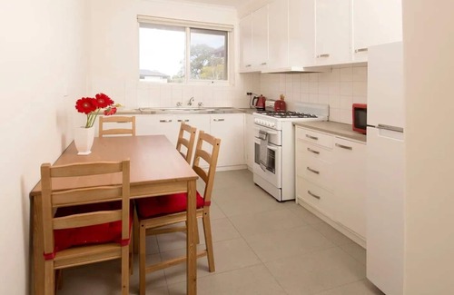 Glen Huntly House | Large 2 bedroom apartment - near Monash University Caulfield