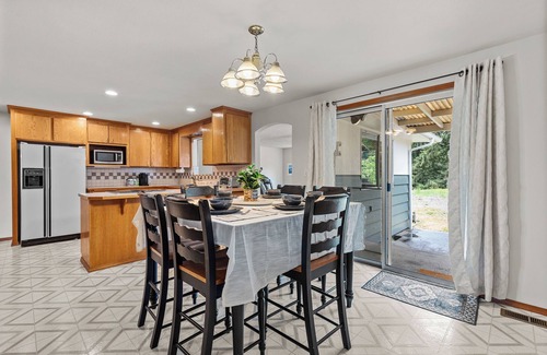 South Tacoma House | Large 5 Bed, 3 Bath Rambler sleeps 10 close to hikes/trails near JBLM/Hospitals!