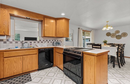 South Tacoma House | Large 5 Bed, 3 Bath Rambler sleeps 10 close to hikes/trails near JBLM/Hospitals!