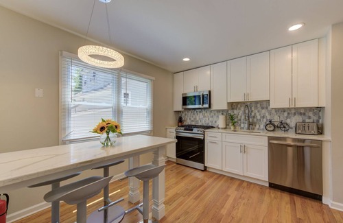 Princeton Junction House | Large 5BR House w/Backyard, Deck, and Patio