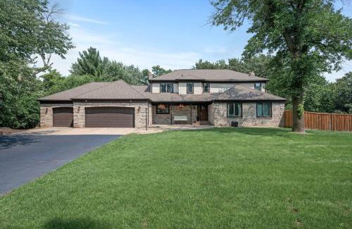 North Oaks House | Large 6-Bedroom w Pool - Private Chef