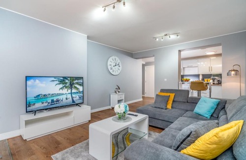 Amesbury Apartment | Large Apartment Near Stonehenge Amesbury Town Centre Smart TVs Netflix FREE PARKING